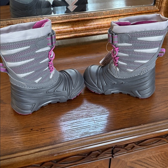 Merrell Gray/Berry little Kids' Snow Boots. Size 5 little kids. - Picture 6 of 14